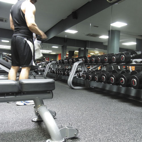 Sol sportif d'intérieur - SPORTEC® color - KRAIBURG Relastec GmbH & Co. KG - en caoutchouc / en EPDM / pour salle multisport