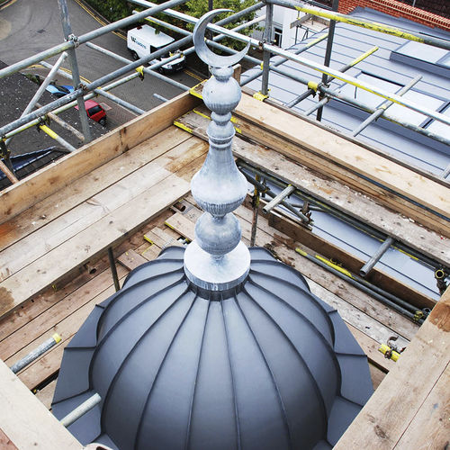 Toiture en zinc - CROYDON MOSQUE - Peters Roofing - aspect ardoise / à joint debout / courbée