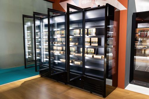 Vitrine réfrigérée murale - OSLO - Frigomeccanica - pour commerce / noire / avec porte battante