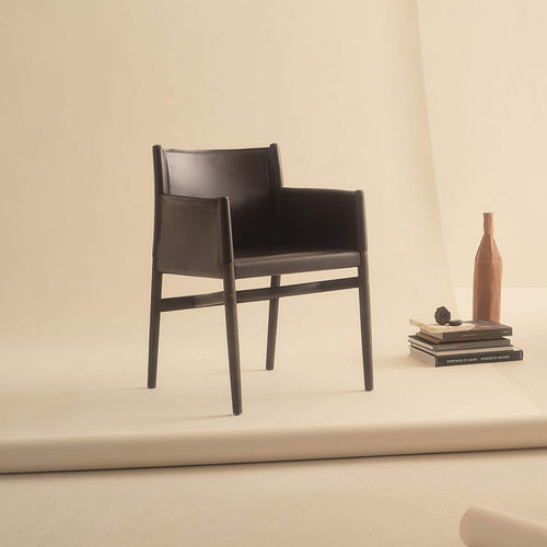 Chaise contemporaine - AYON - LEMA Home - d'intérieur / en cuir / avec piètement en frêne