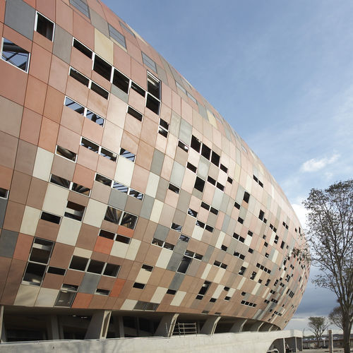Bardage en panneaux - SOCCER CITY STADION JOHANNESBURG - Rieder Facades GmbH - en acier / en terracotta / en béton