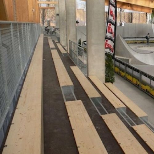 Gradin escamotable - BLEACHER - MASTER INDUSTRIE - en bois / droit / courbé