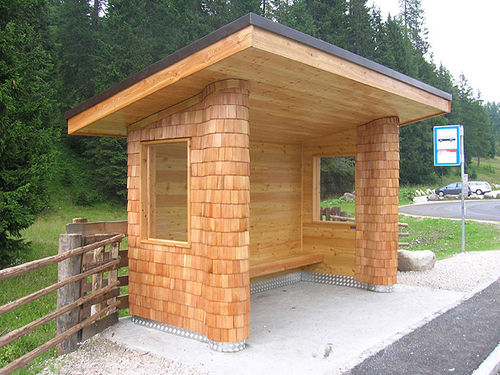 Abribus en bois - Gasser Schindeln