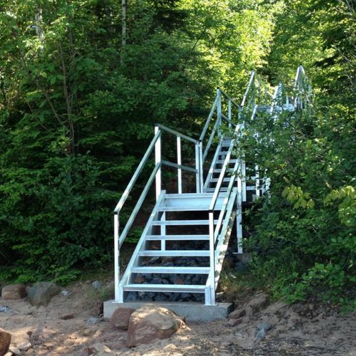 Escalier droit - HILLSIDE & BEACH - Upside Innovations - à marches en métal / structure en métal / d'extérieur