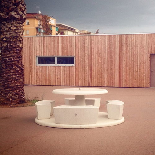 Table de pique-nique contemporaine - ICARO - BELLITALIA - en pierre reconstituée / avec piètement en pierre reconstituée / ronde