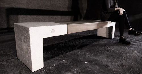 Banc public contemporain - VENEZIA WOOD - BELLITALIA - en bois / en pierre reconstituée / sans dossier