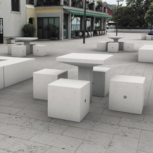 Table contemporaine - REA - BELLITALIA - en pierre reconstituée / avec piètement en pierre reconstituée / carrée