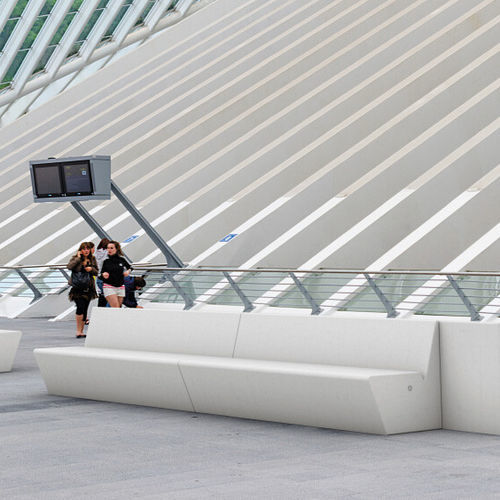 Banc public contemporain - BRAIES D - BELLITALIA - en béton fibré à ultra haute performance (BFUP) / avec dossier / sans accoudoirs