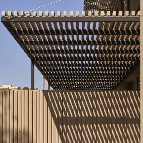 Pergola adossée - Grupo GUBIA - en acier / en bois / couverture en bois