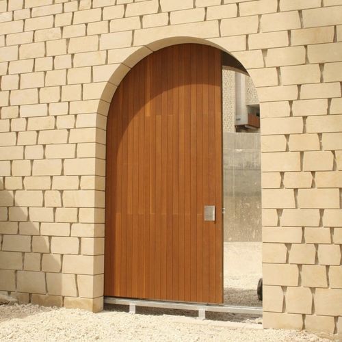 Porte d'entrée - Grupo GUBIA - en wengé / en bambou / coulissante