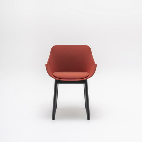 Chaise contemporaine - Baltic Classic - MDD - d'intérieur / en tissu / avec piètement en bois