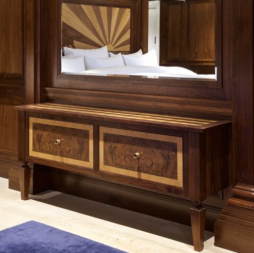 Console classique - HÄSTENS VIVIDUS - Clive Christian - en placage de bois / en cuir / avec piètement en bois