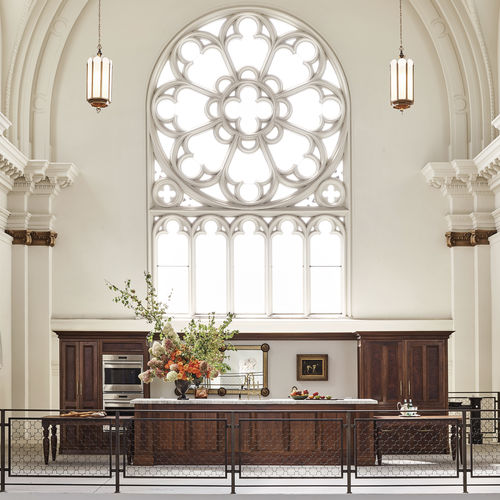 Cuisine classique - KEN FULK'S SAINT JOSEPH'S ARTS SOCIETY - Clive Christian - en noyer / avec îlot / de taille moyenne