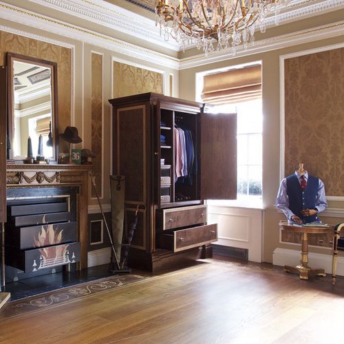 Armoire classique - MR MITCHELL’S MAYFAIR TOWNHOUSE - Clive Christian - en chêne / en noyer américain / en cuir