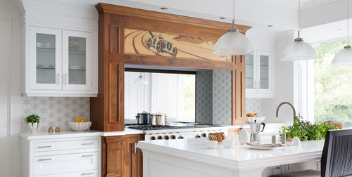 Cuisine en noyer - MR WILSON'S RACING HERITAGE - Clive Christian - contemporaine / en placage de bois / en chêne