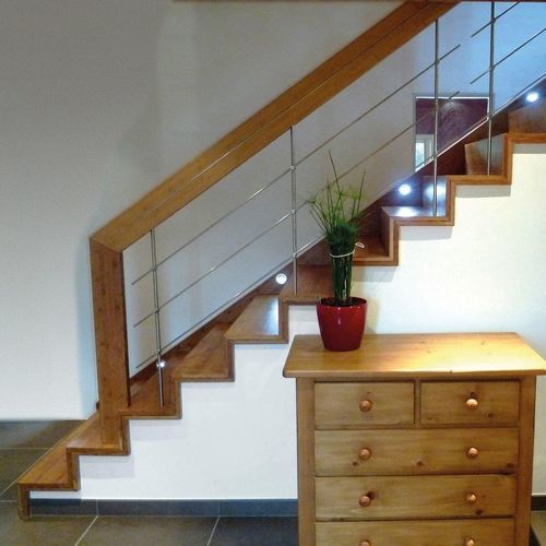 Escalier droit - LINÉA 5240 - Créateur d'escaliers Treppenmeister - à marches en bois / en bois / résidentiel