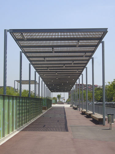 Pergola montée en surface - PERGOLA HABANA 4 - URBADIS Microarquitectura - en acier galvanisé / couverture en bois / modulable