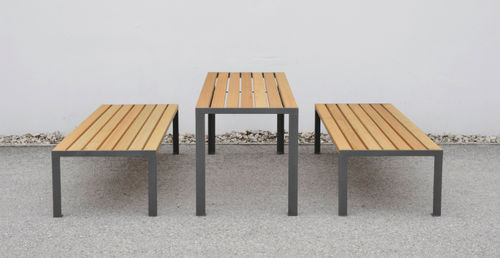 Ensemble table et chaises contemporain - MIRAMONDO : LA STRADA  - Pro Urba - Aqua Pro Urba - en bois / en métal / pour espace public