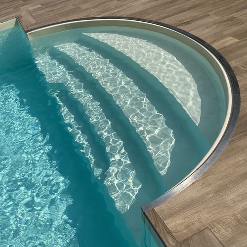 Escalier de piscine en acrylique - romana - Piscine Acquaform - avec antidérapant