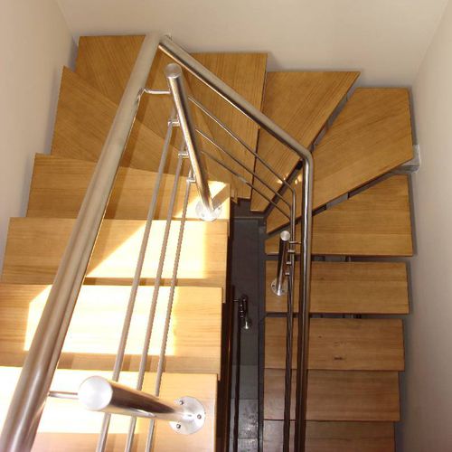 Escalier demi-tournant - pure inox - à marches en bois / structure en acier inoxydable / contemporain
