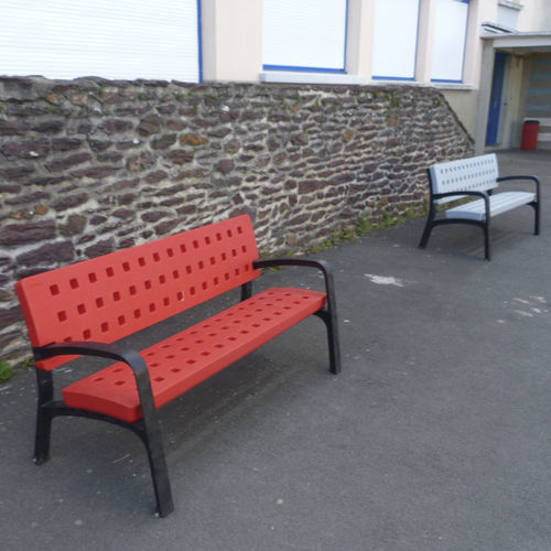 Banc public contemporain - PLASCOLOR - NORCOR MOB.URBAIN - en polyéthylène haute densité PEHD / avec dossier / avec accoudoirs