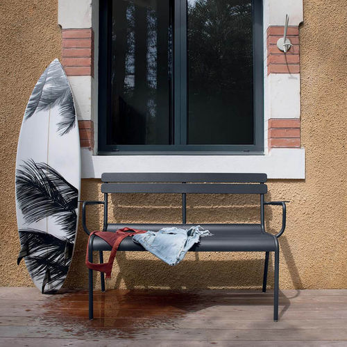 Banc de jardin contemporain - LUXEMBOURG - FERMOB - en aluminium / avec dossier / avec accoudoirs
