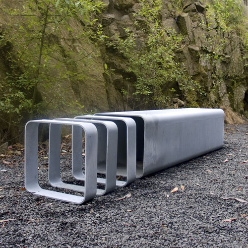 Banc public design minimaliste - RUA - LARUS DESIGN - en acier / sans dossier / sans accoudoirs