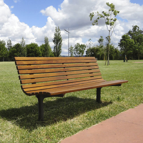 Banc public contemporain - AXIS - LARUS DESIGN - en bois / en fonte / avec dossier