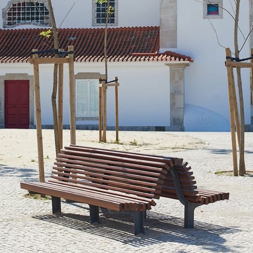 Banc public design original - Axis Bold - LARUS DESIGN - en bois / en fonte / avec dossier