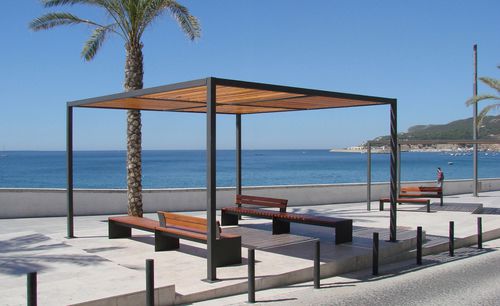 Pergola autoportée - Sombra  - LARUS DESIGN - en bois / en acier / à lames brise soleil