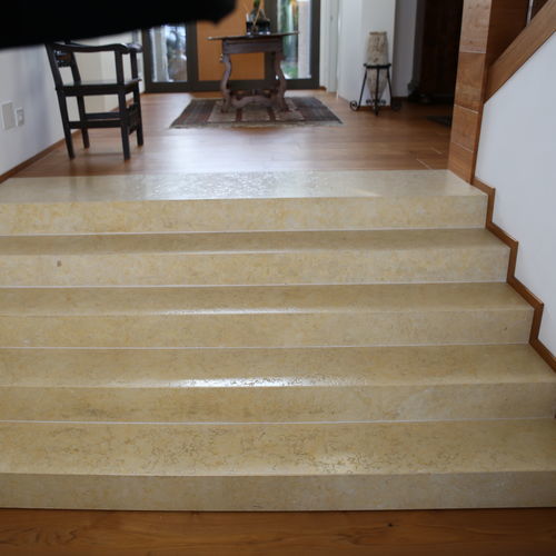 Escalier à marches en pierre de Jérusalem - Pietra di gerusalemme - droit / résidentiel / d'intérieur