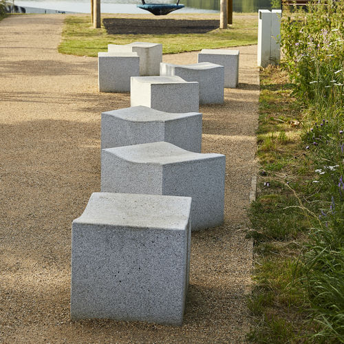 Tabouret contemporain - SERPENTINE - Factory Street Furniture - en granite / piètement central / pour espace public