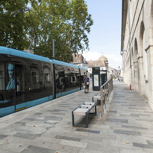 Banc public contemporain - LE TRAMWAY, BESANCON - Factory Street Furniture - en bois / en inox / avec dossier