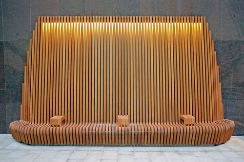 Banc public design original - Factory Street Furniture - en bois / avec dossier