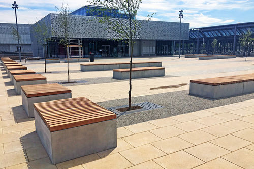 Banc public contemporain - Factory Street Furniture - en bois / en béton