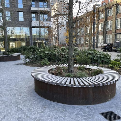 Banc public contemporain - CUBIT - Factory Street Furniture - en bois de feuillus / en acier corten / sans dossier