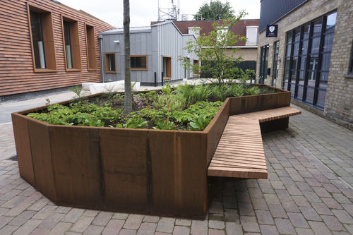 Jardinière avec banc intégré - FOLDED LIP CUBIT - Factory Street Furniture - en bois / en acier COR-TEN® / rectangulaire