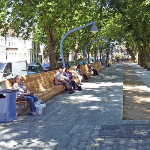Banc public contemporain - WARRIOR SQUARE GARDENS - Factory Street Furniture - en bois / en inox / en acier galvanisé