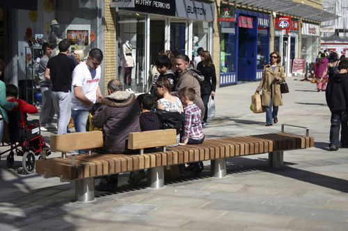 Banc public contemporain - QUAY CROSS - Factory Street Furniture - en bois / en inox / avec dossier