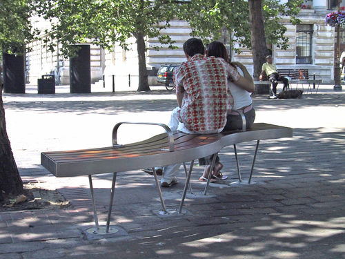 Banc public contemporain - GUILDHALL SQUARE, PORTSMOUTH - Factory Street Furniture - en bois / en inox / avec dossier