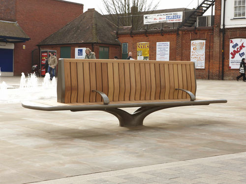 Banc public contemporain - LEYS SQUARE, LETCHWORTH GARDEN CITY - Factory Street Furniture - en bois / en fonte d'aluminium / avec dossier