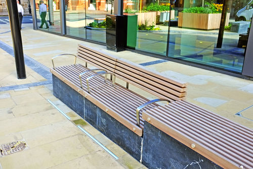 Banc public contemporain - CHURCH STREET, BIRMINGHAM - Factory Street Furniture - en bois / en inox / en granite