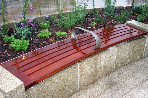 Banc public contemporain - LEYS GARDEN, LETCHWORTH GARDEN CITY - Factory Street Furniture - en bois / en inox / en fonte d'aluminium