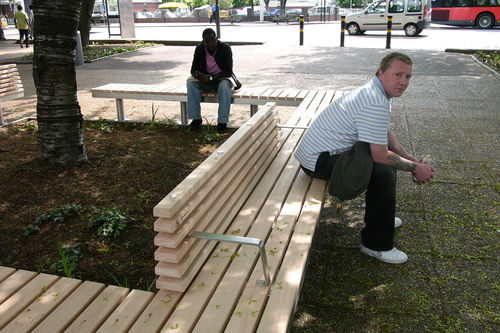 Banc public contemporain - TUSTIN ESTATE, SOUTHWARK - Factory Street Furniture - en bois / en inox / avec dossier