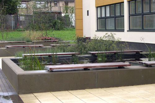 Banc public contemporain - STOCKLEY ACADEMY, LONDON - Factory Street Furniture - en bois / en acier galvanisé / mural