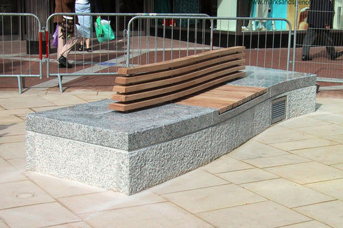 Banc public contemporain - BROAD STREET, READING - Factory Street Furniture - en bois / en inox / en granite