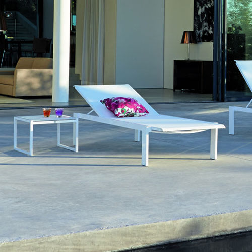 Table d'appoint contemporaine - KWADRA - SIFAS - en verre / avec piètement en aluminium laqué / carrée