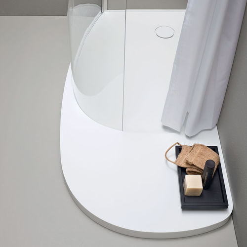 Receveur de douche à poser - Fonte - Rexa Design - en Corian® / avec canal d'écoulement / par Monica Graffeo
