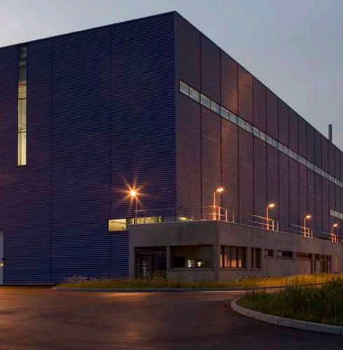 Bardage en plaques - LINE 2000  - Arconic Architectural Products SAS, Merxheim/Frank - en aluminium / vertical / nervuré