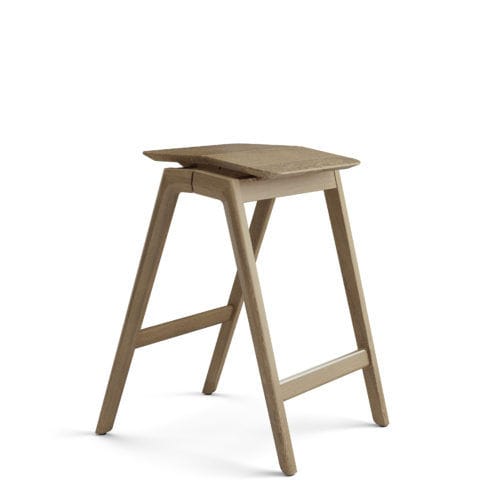 Tabouret classique - KNEKK - FORAFORM AS - en chêne / empilable / avec repose-pieds